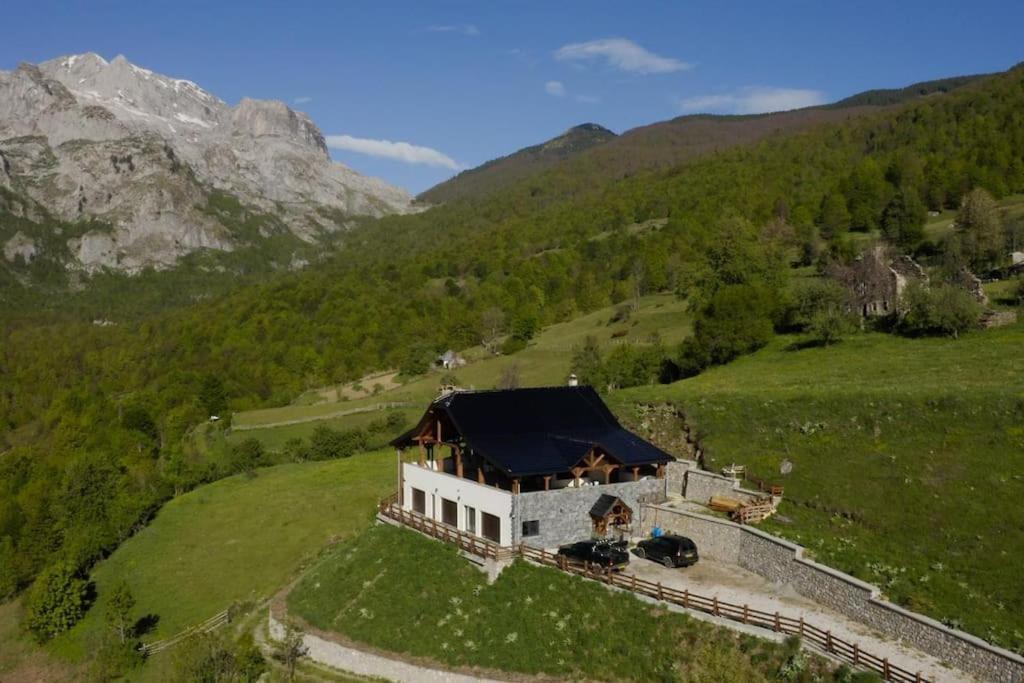 Alpin Zeneli Chalet *