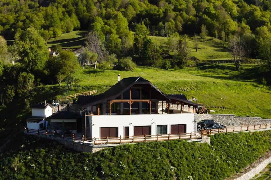 Alpin Zeneli Chalet